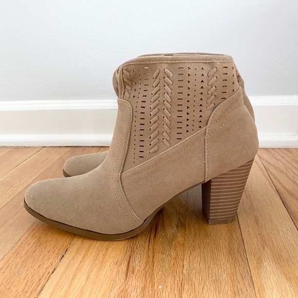ams Shoes - Tan ankle booties
